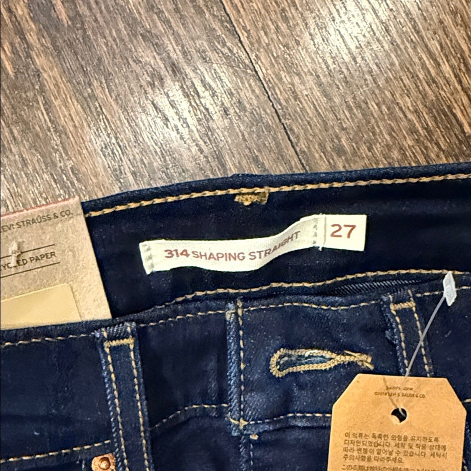 Levi's woman’s 27x32  Indigo Straight Jeans