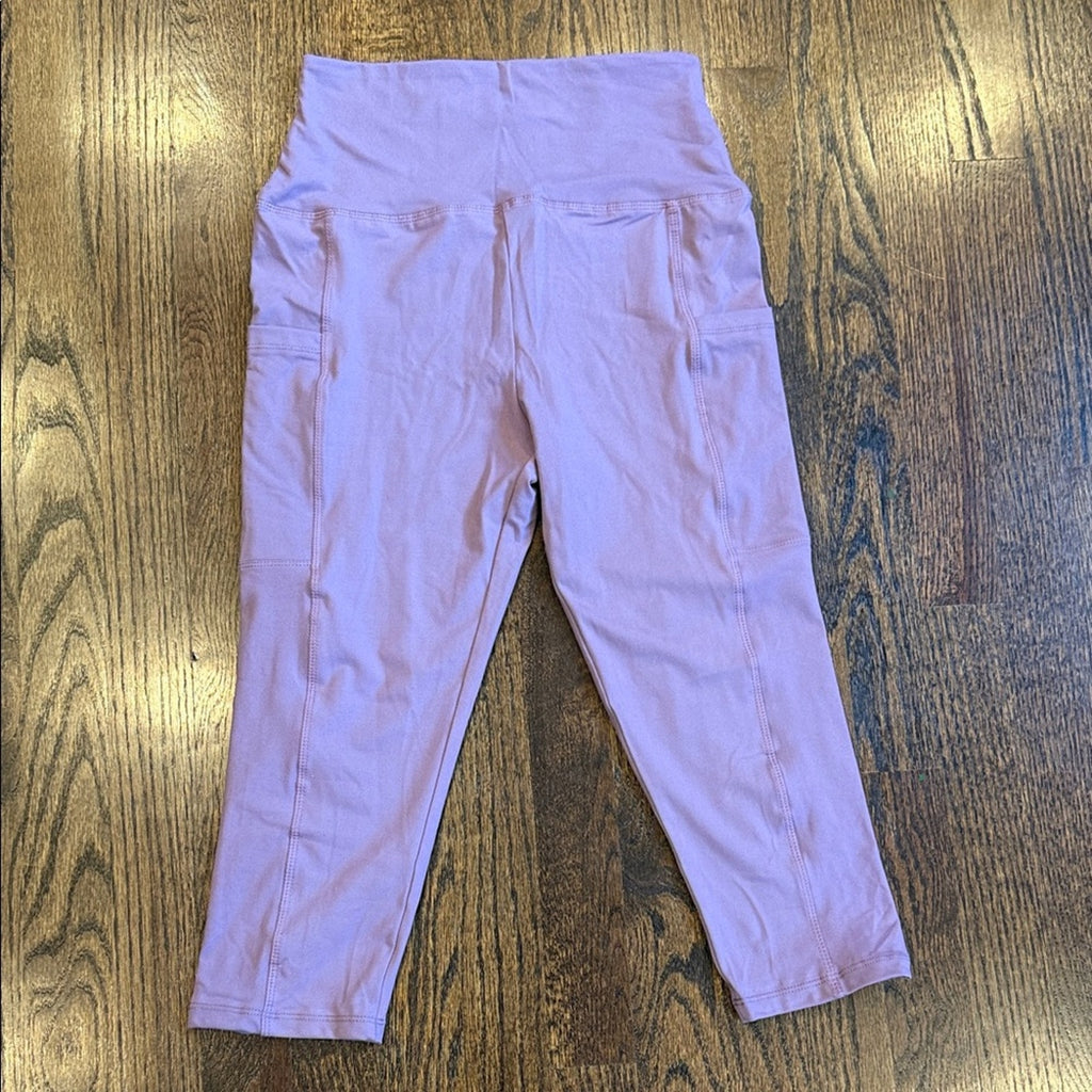 Woman’s workout cropped small/medium Lavender Leggings with pockets for phone