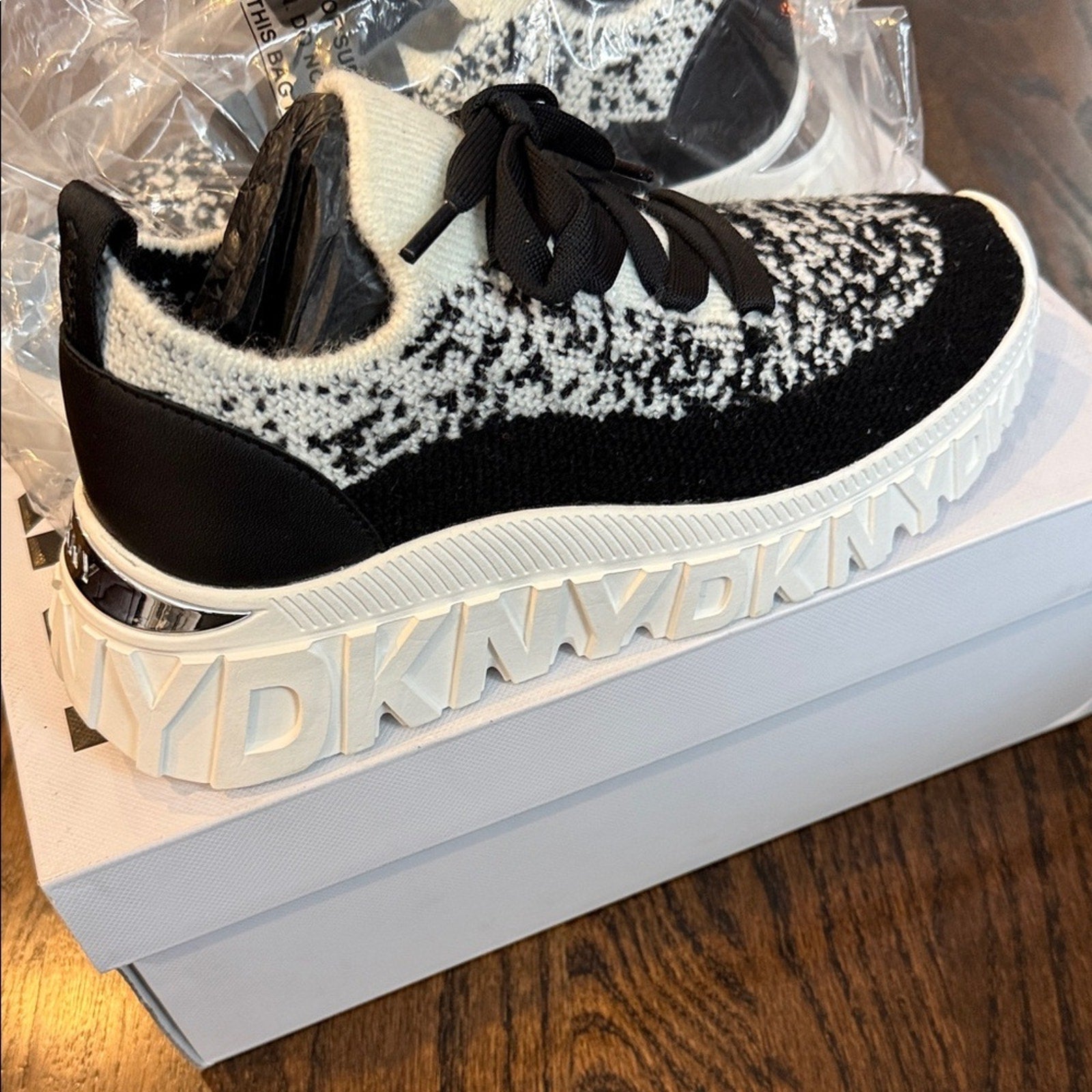 DKNY Women's Laith Platform Sneakers 7 shoe NEW