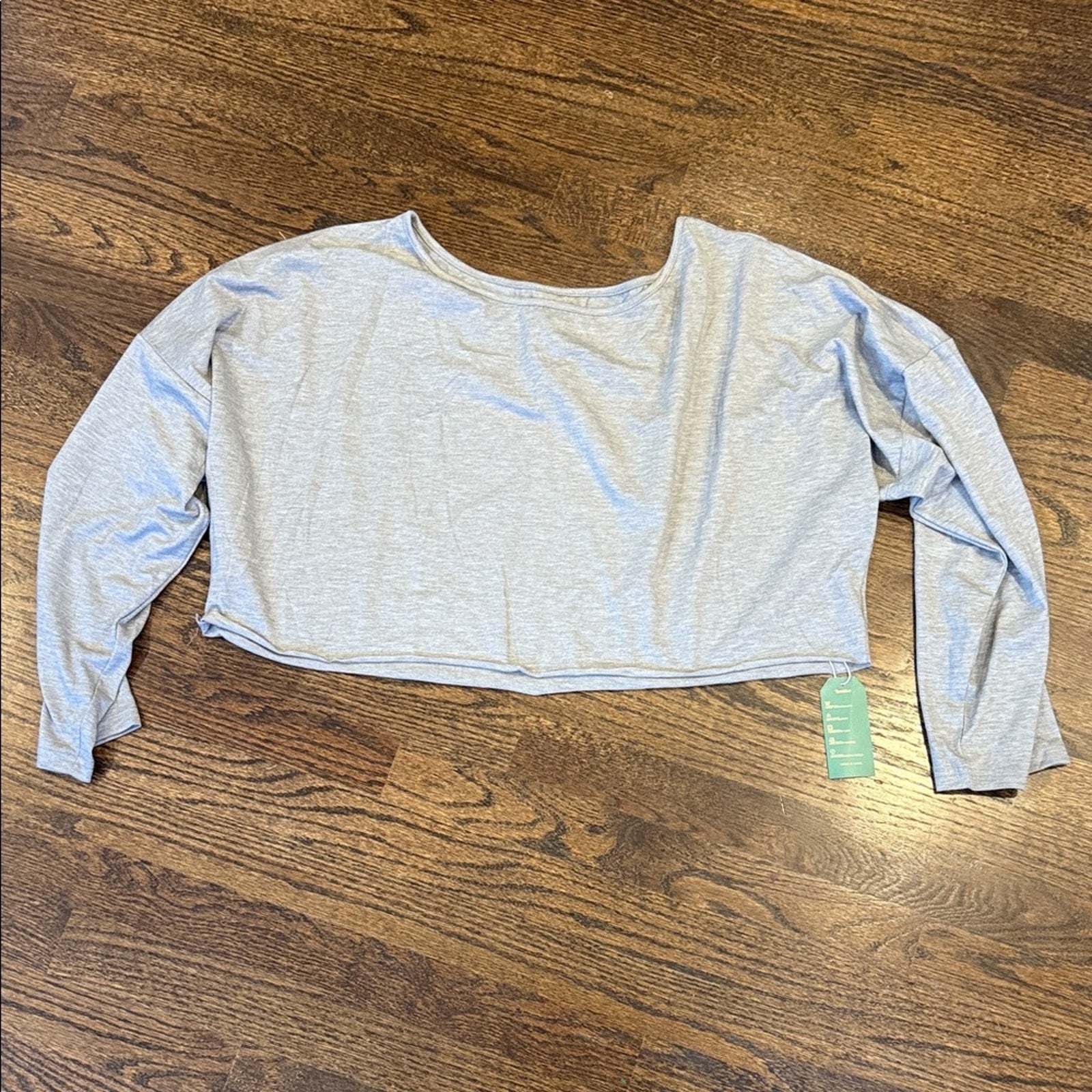 Women’s Gray Long Sleeve Crop Top Size Large Soft Casual NWT