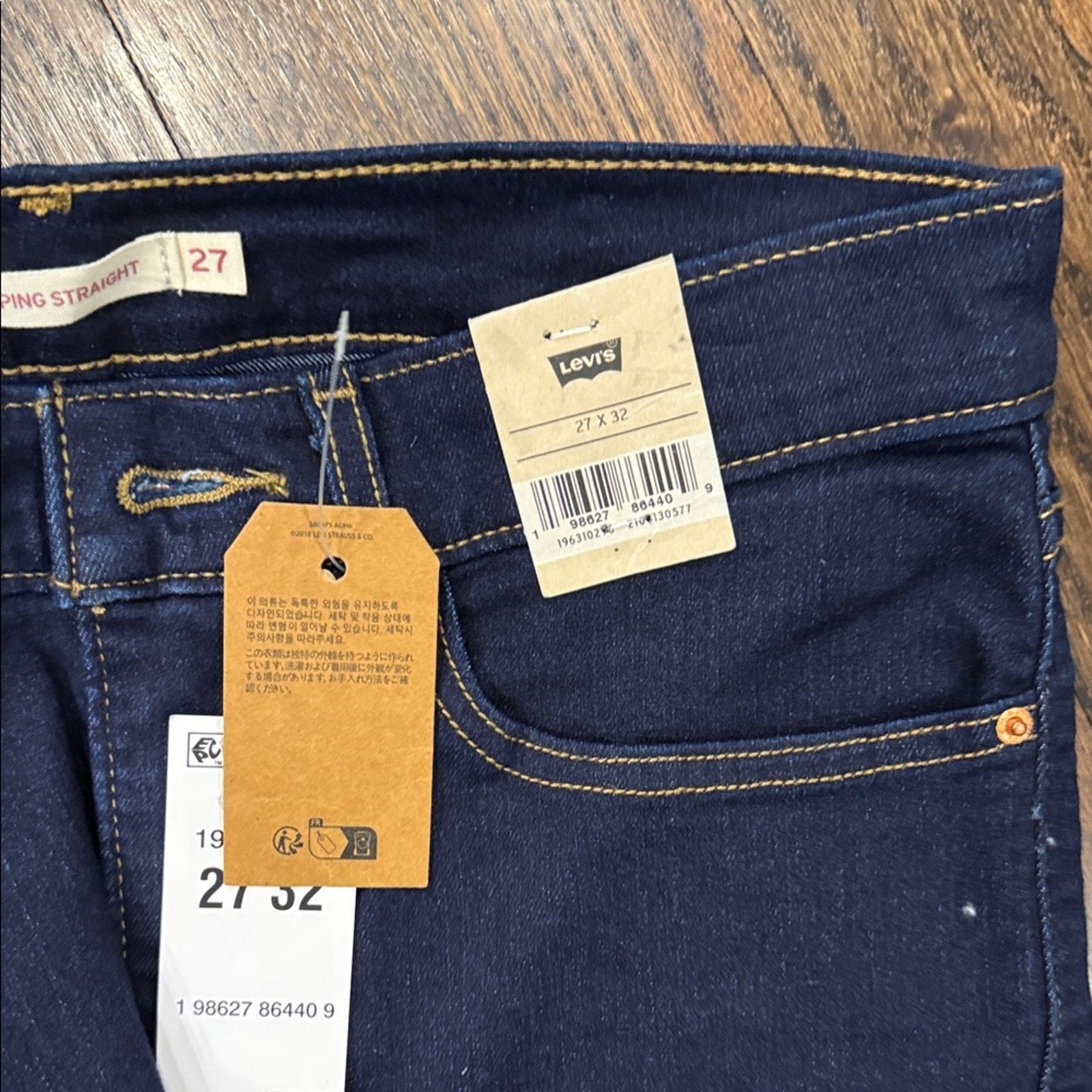 Levi's woman’s 27x32  Indigo Straight Jeans