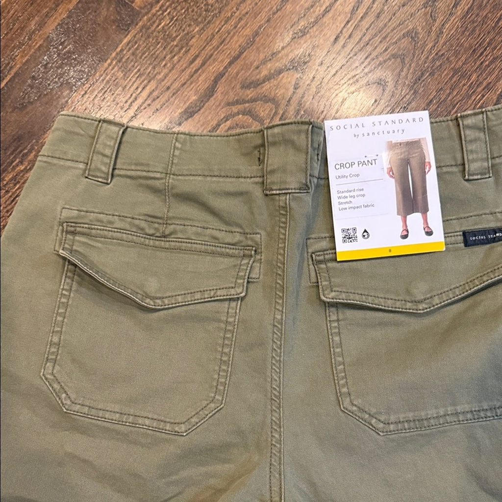 Social Standard woman's Green Cropped Pants slacks size 8 NEW