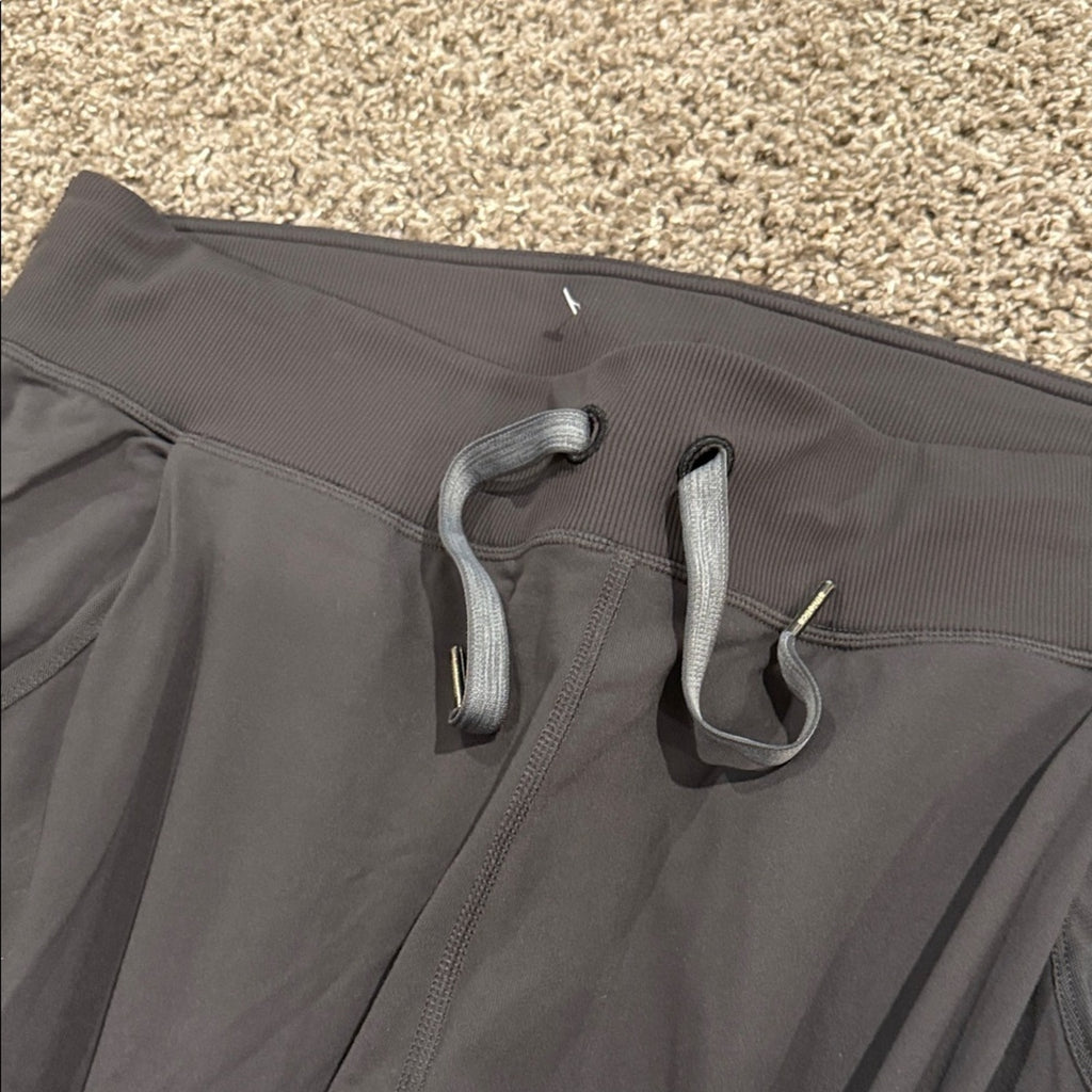 Lululemon 12 woman’s Black Jogger Pants capri used