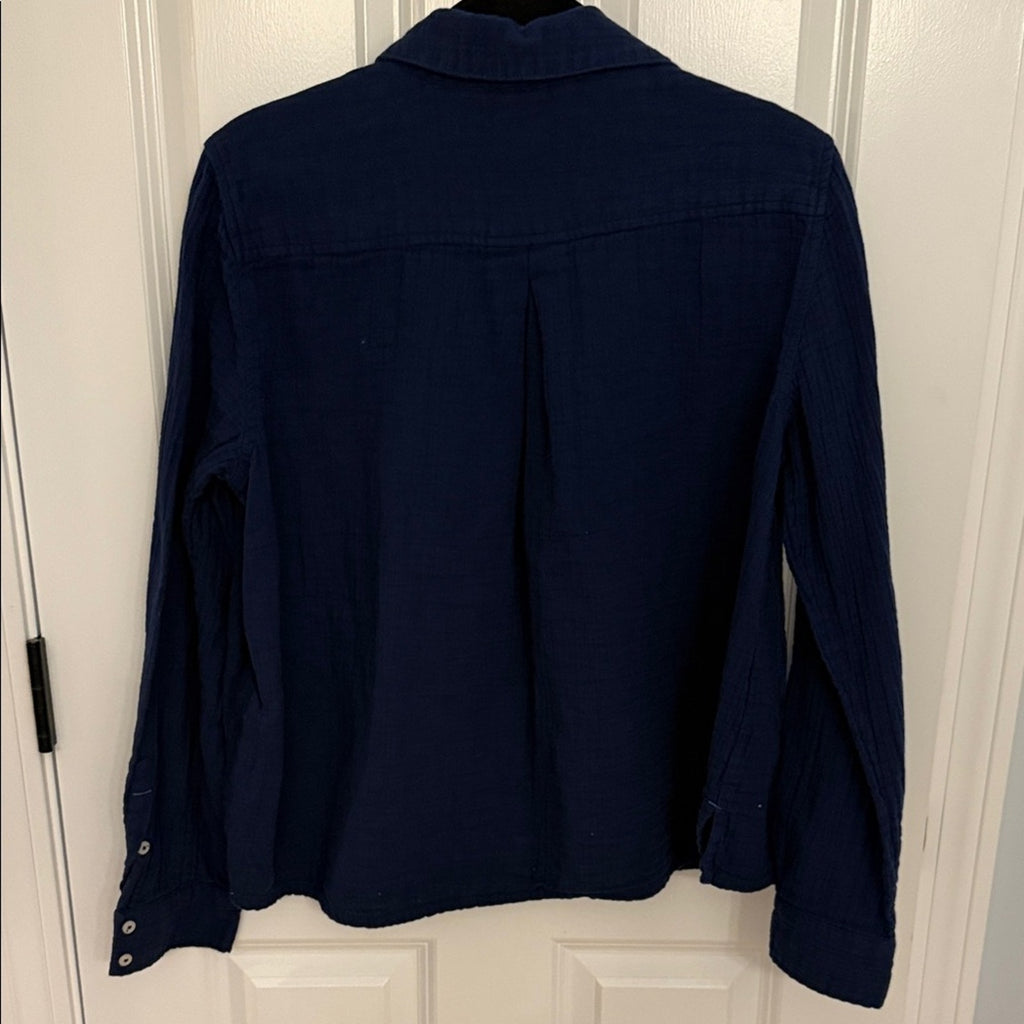Woman’s vineyard vines Deep Blue Shirt button down Medium used