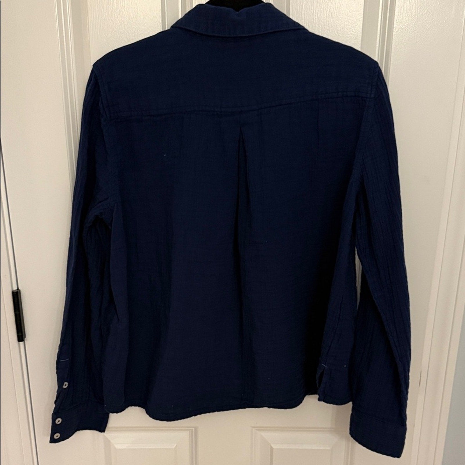 Woman’s vineyard vines Deep Blue Shirt button down Medium used