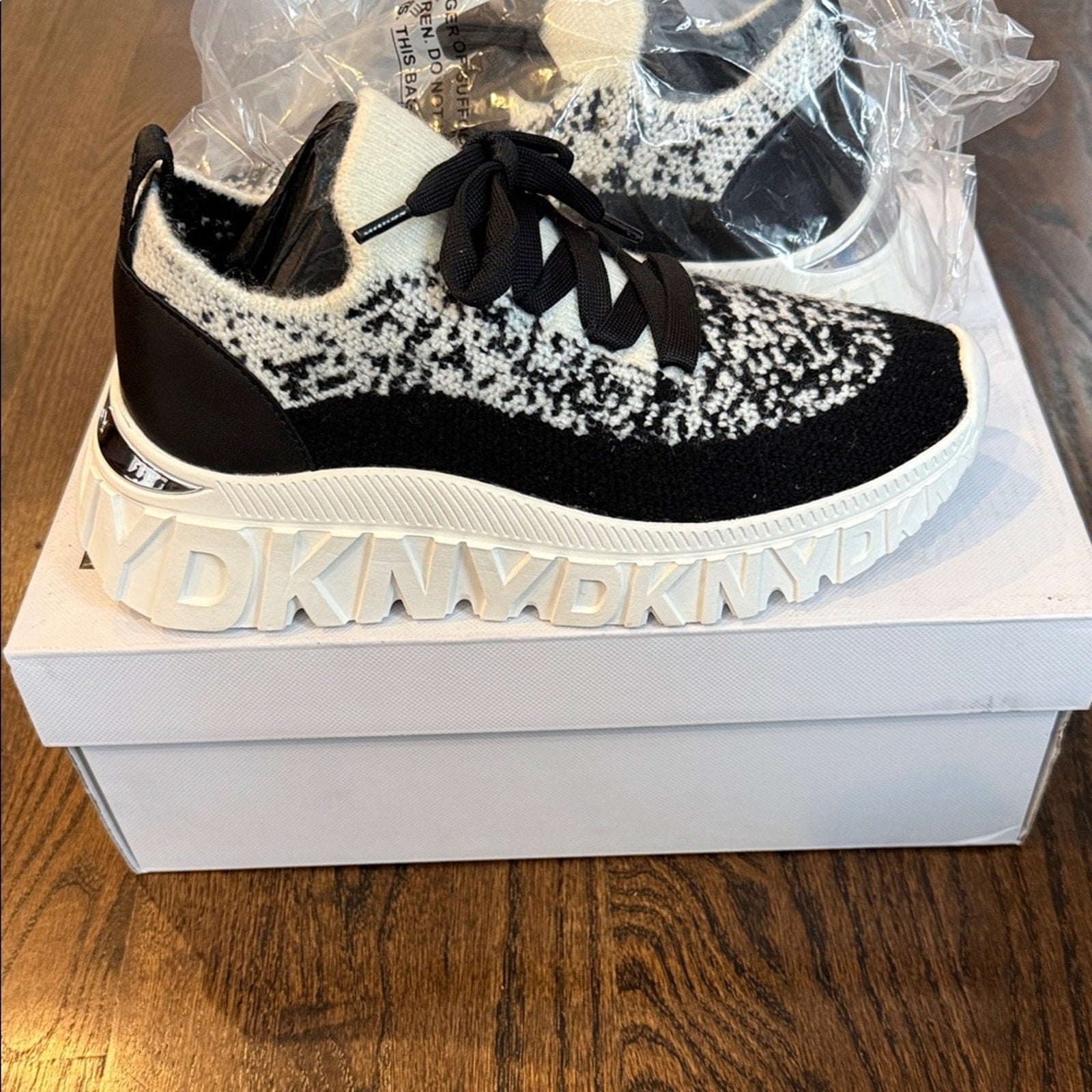 DKNY Women's Laith Platform Sneakers 7 shoe NEW