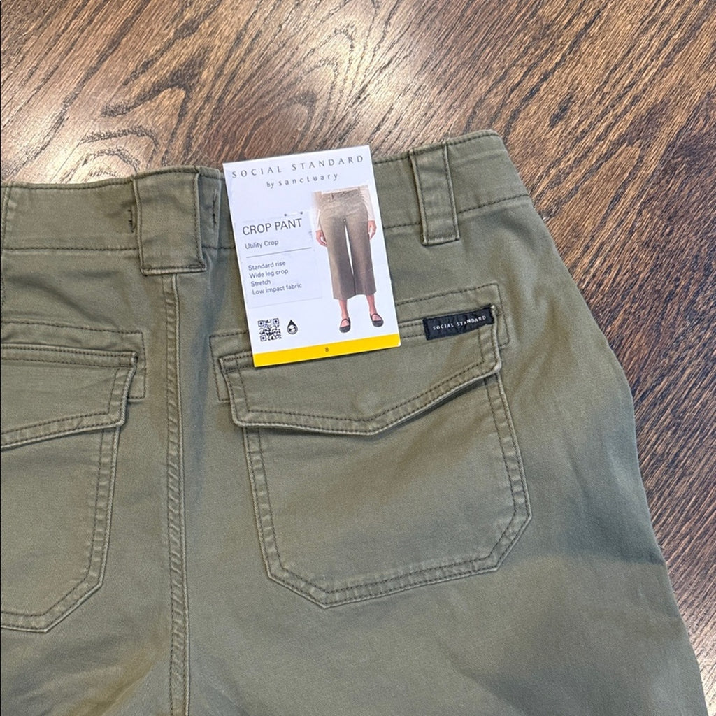 Social Standard woman's Green Cropped Pants slacks size 8 NEW