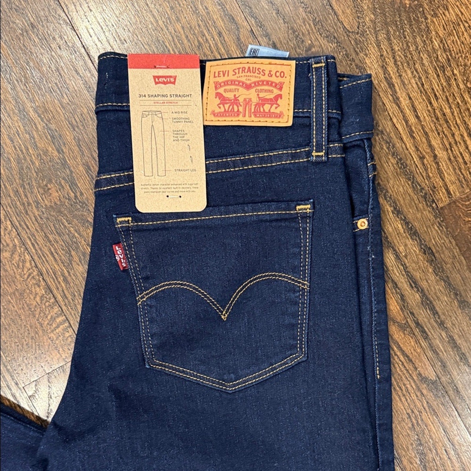 Levi's woman’s 27x32  Indigo Straight Jeans