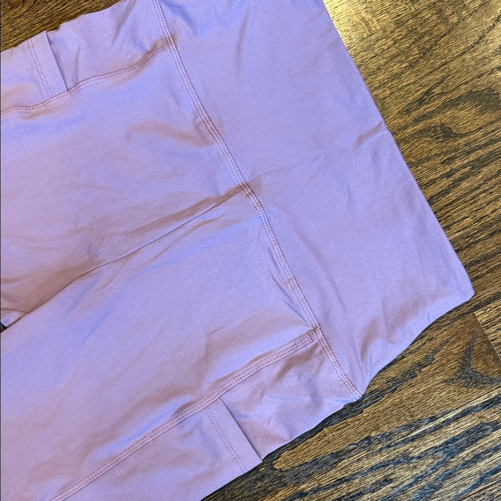 Woman’s workout cropped small/medium Lavender Leggings with pockets for phone