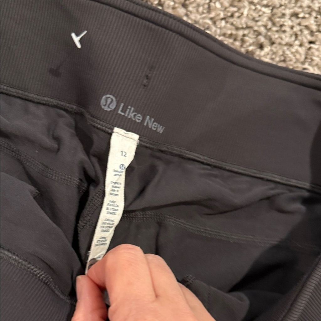 Lululemon 12 woman’s Black Jogger Pants capri used