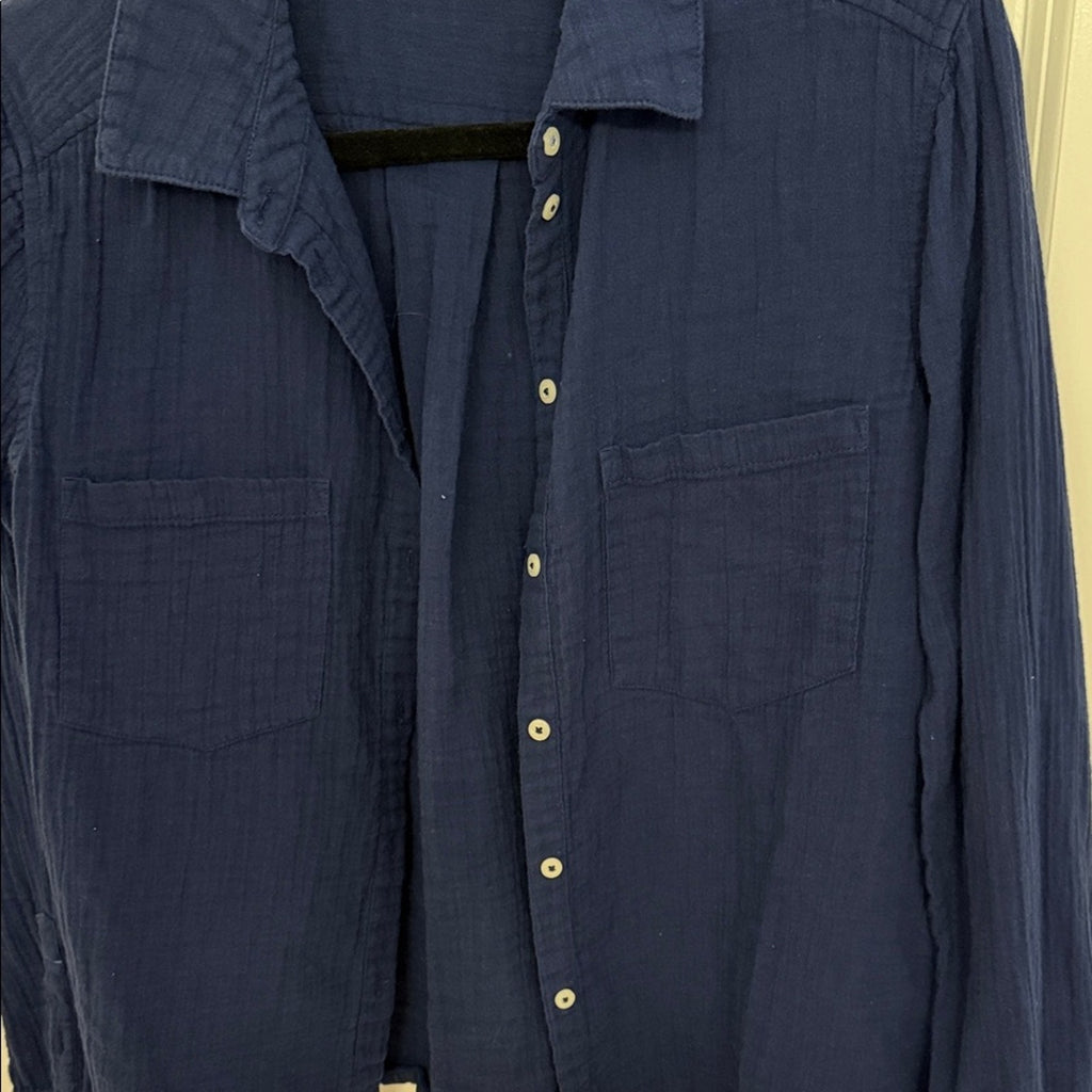 Woman’s vineyard vines Deep Blue Shirt button down Medium used