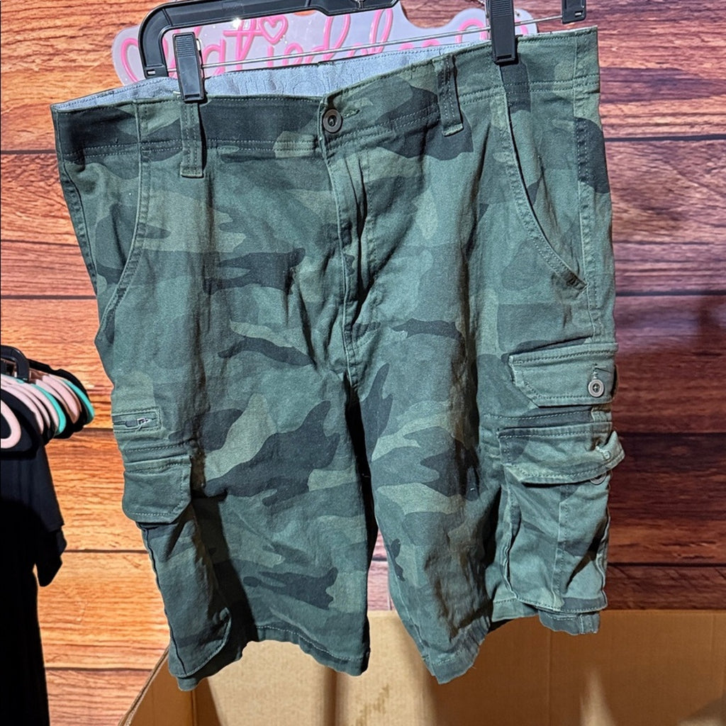 Men's Camouflage Cargo Shorts 36 NWOT