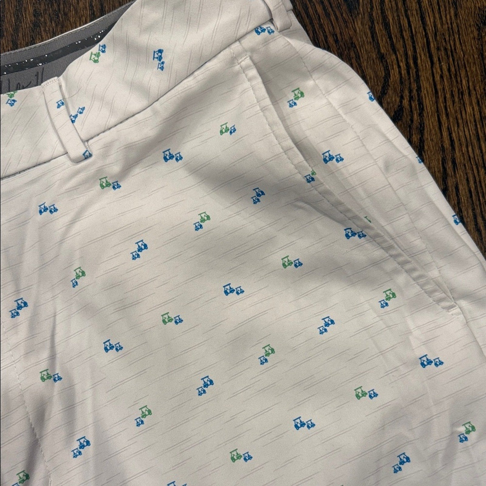 Walter Hagen Men's 35 golf cart White Patterned Shorts used