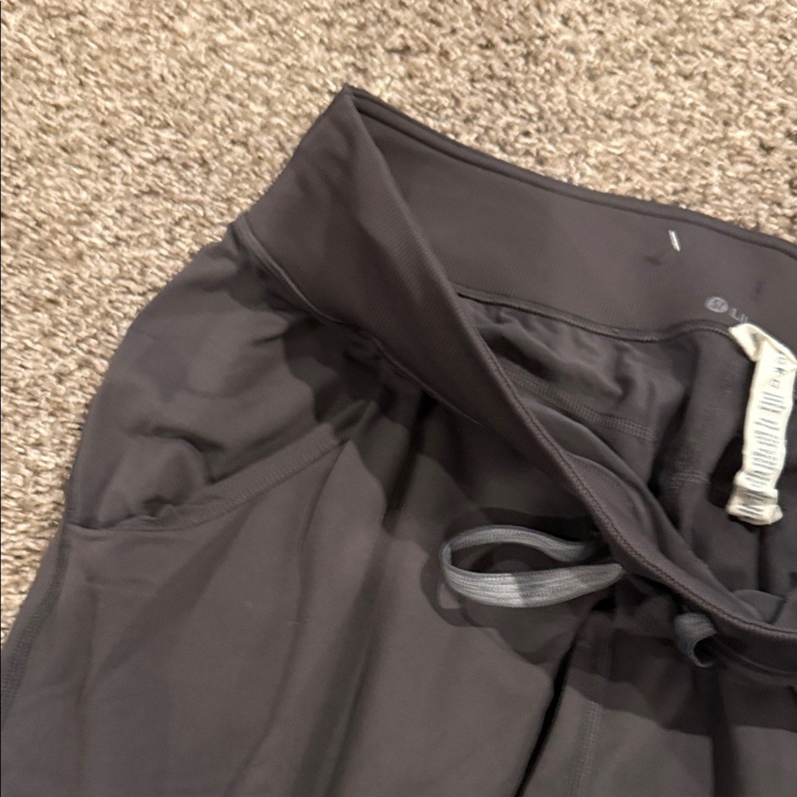 Lululemon 12 woman’s Black Jogger Pants capri used