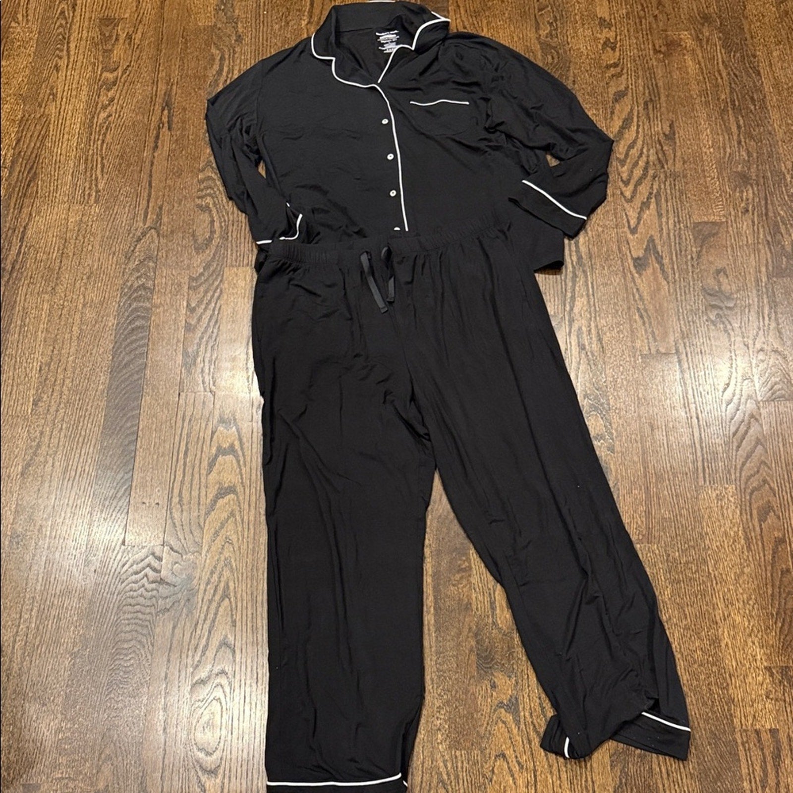 Black Pajama Set with White Trim comfortable pajamas, set size xxl